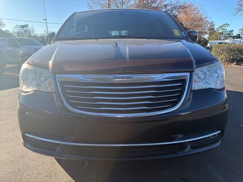 Used 2014 Chrysler Town & Country Touring image 8