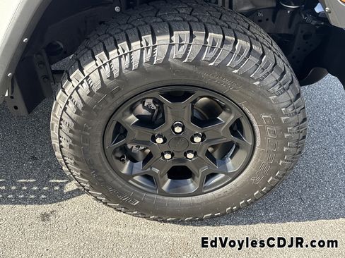 Used 2023 Jeep Gladiator Willys image 14