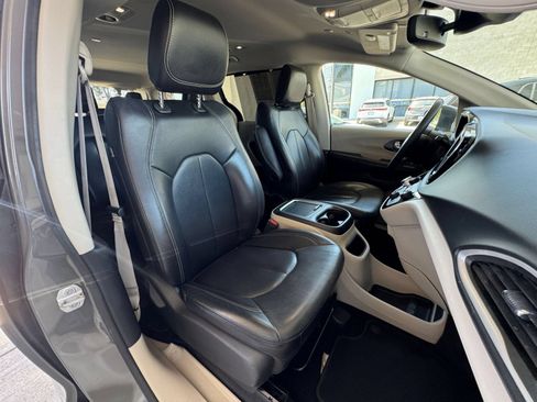 Used 2022 Chrysler Pacifica Touring-L FWD image 34