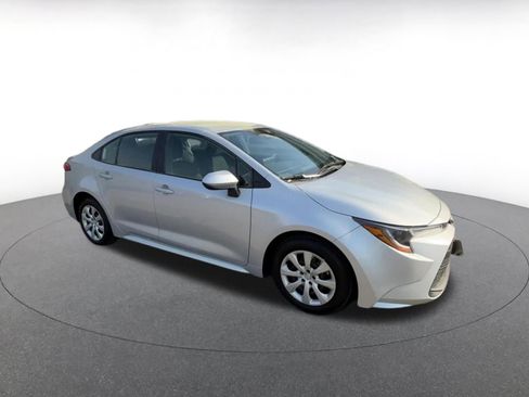 Used 2025 Toyota Corolla LE image 3