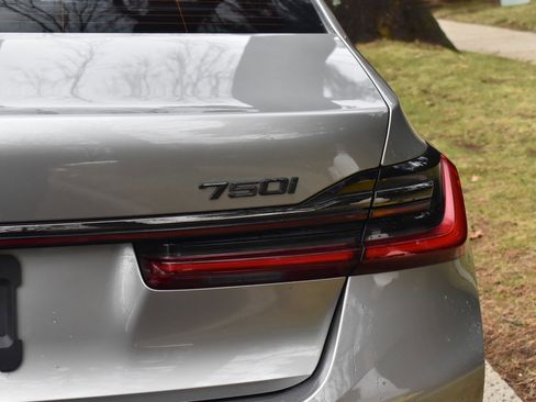 Used 2021 BMW 750i xDrive w/ Executive Package image 17