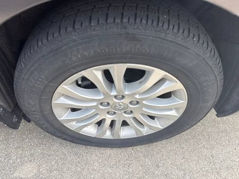 Used 2013 Toyota Sienna XLE FWD image 4