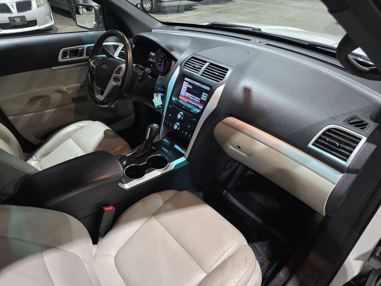 Used 2015 Ford Explorer XLT w/ Equipment Group 202A AWD/4WD image 33