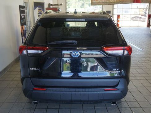 Certified 2024 Toyota RAV4 XLE Premium AWD/4WD image 17