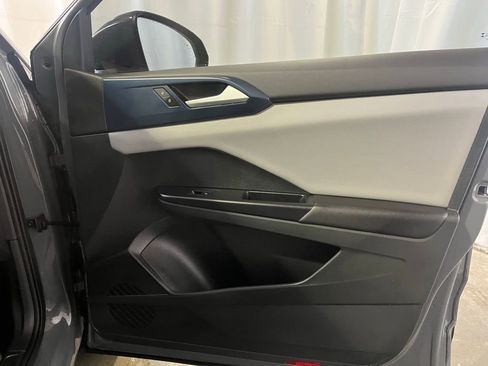 Certified 2023 Volkswagen Taos SE w/ Panoramic Sunroof Package image 12