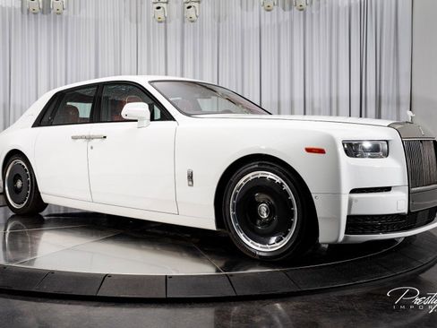 Used 2024 Rolls-Royce Phantom Sedan image 22