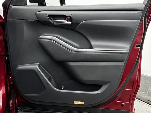 Used 2020 Toyota Highlander XLE image 33