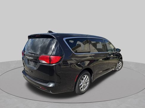 Used 2023 Chrysler Voyager LX FWD image 6