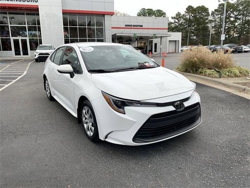 Used 2025 Toyota Corolla LE image 2