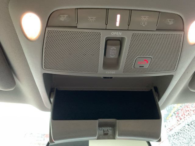 Used 2016 Nissan Maxima Platinum w/ Interior Lighting Package FWD image 39