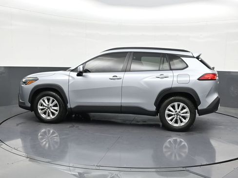 Used 2023 Toyota Corolla Cross LE image 2