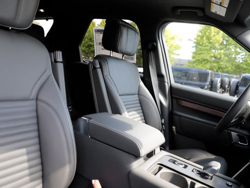 New 2026 Land Rover Discovery Dynamic SE AWD/4WD image 12