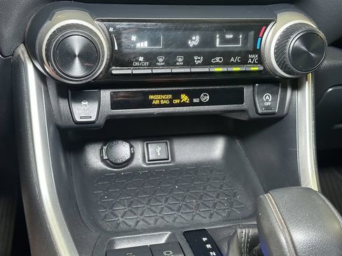 Used 2020 Toyota RAV4 LE w/ All Weather Liner Package AWD/4WD image 28