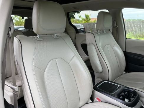 Used 2020 Chrysler Pacifica Limited w/ Advanced Safetytec Group FWD image 26