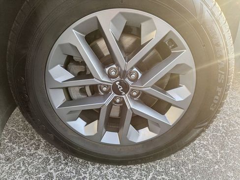 Used 2023 Kia Telluride LX image 28