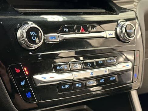 Used 2022 Ford Explorer Limited image 15