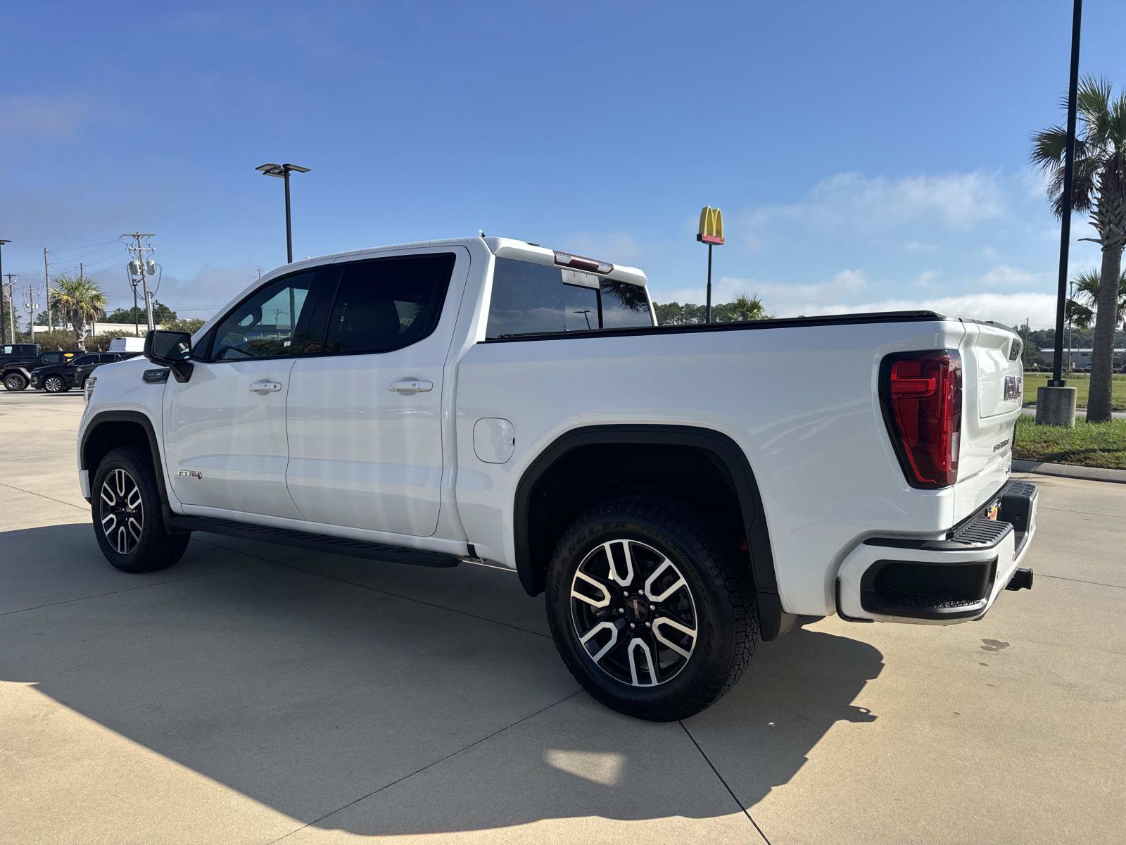Used 2021 GMC Sierra 1500 AT4 w/ AT4 Premium Package AWD/4WD image 5