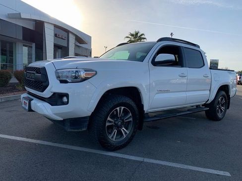 Used 2017 Toyota Tacoma TRD Sport image 4