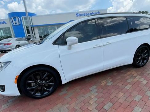 Used 2018 Chrysler Pacifica Touring Plus w/ S Appearance Package FWD image 6