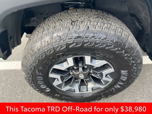 Used 2022 Toyota Tacoma TRD Off-Road image 31