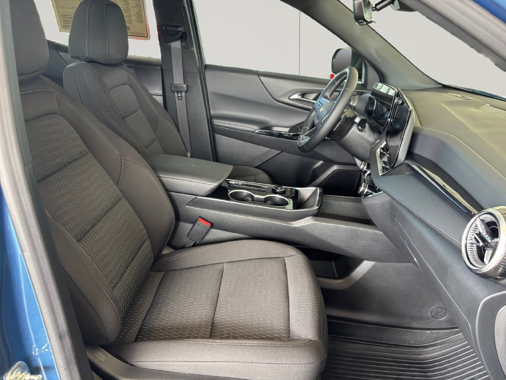 Used 2026 Chevrolet Equinox LT w/ Safety and Technology Package FWD image 16