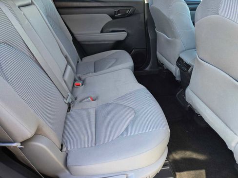 Used 2021 Toyota Highlander LE image 13