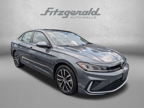 Used 2025 Volkswagen Jetta SE FWD image 1