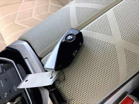Used 2024 BMW i7 xDrive60 w/ Executive Package AWD/4WD image 14