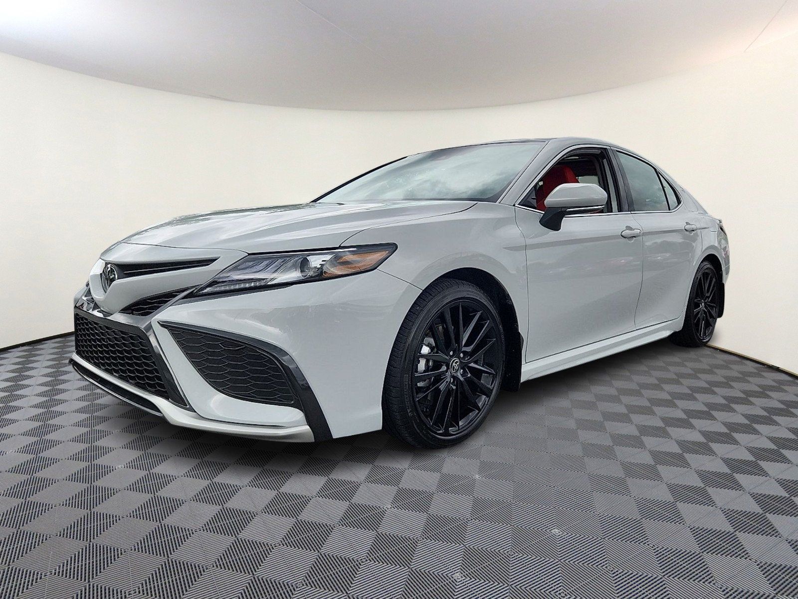 Used 2023 Toyota Camry XSE FWD image 3