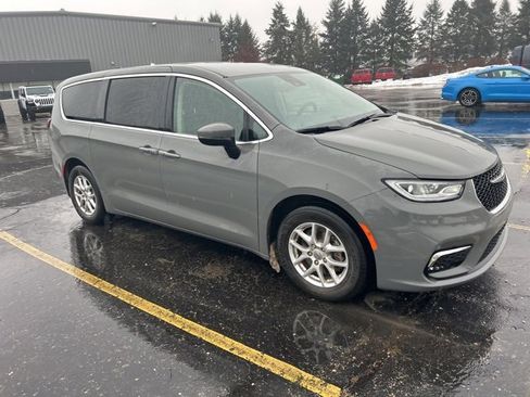Used 2023 Chrysler Pacifica Touring-L image 5