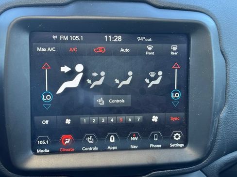 Certified 2022 Jeep Renegade Limited w/ Sun, Sound & Wheels Group AWD/4WD image 28