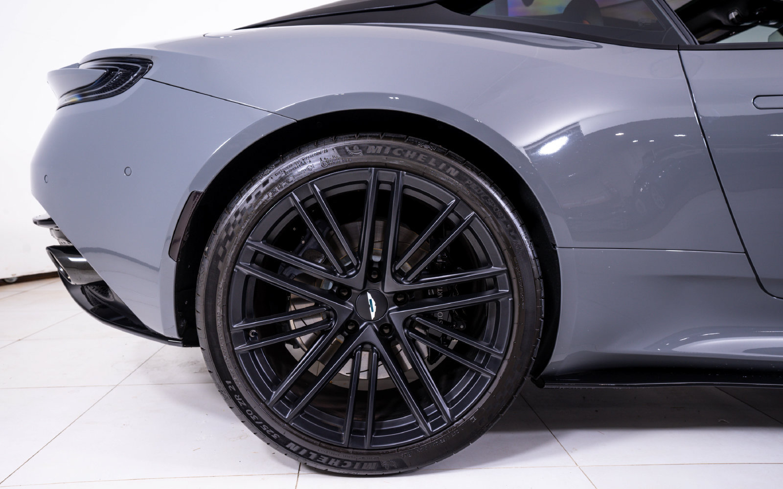 Used 2025 Aston Martin DB12 Coupe RWD image 15