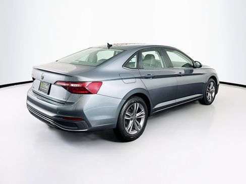 Used 2024 Volkswagen Jetta SE image 9