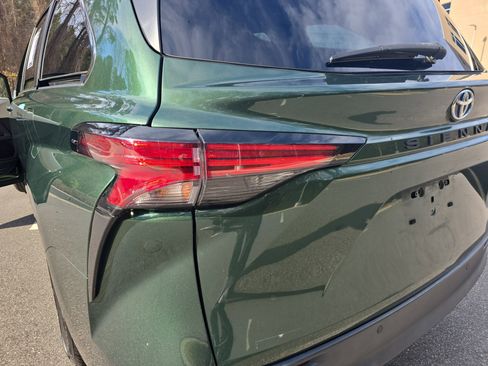 Used 2021 Toyota Sienna XLE image 37