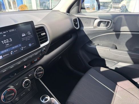 Used 2025 Hyundai Venue SE image 28