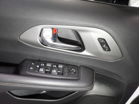 Used 2025 Chrysler Pacifica Select FWD image 10