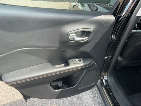 Used 2018 Jeep Compass Latitude FWD image 20