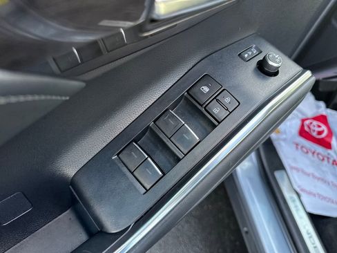 Used 2023 Toyota Highlander Limited image 11