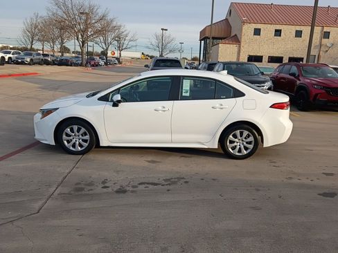 Used 2025 Toyota Corolla LE image 4