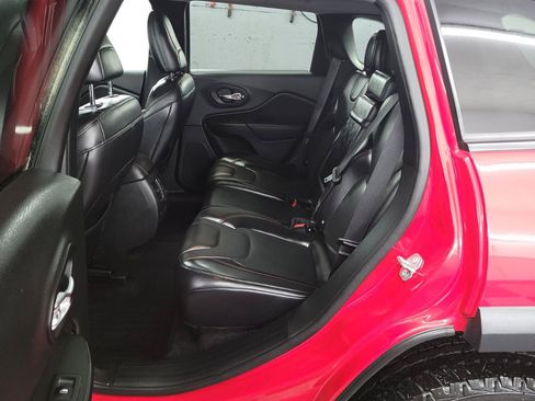 Used 2019 Jeep Cherokee Trailhawk AWD/4WD image 13