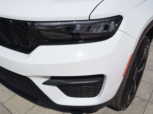 Used 2024 Jeep Grand Cherokee Altitude RWD image 15