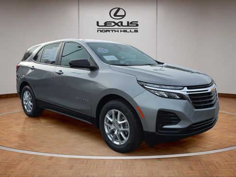 Used 2023 Chevrolet Equinox LS w/ LS Convenience Package image 3