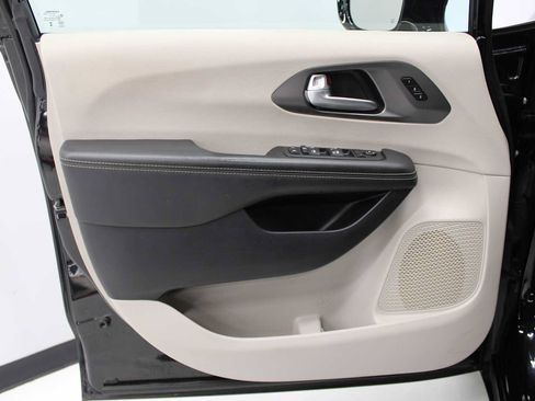 Used 2024 Chrysler Pacifica Touring-L FWD image 17