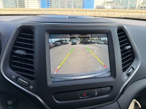 Used 2022 Jeep Cherokee Latitude Lux w/ Mopar Interior Package AWD/4WD image 10