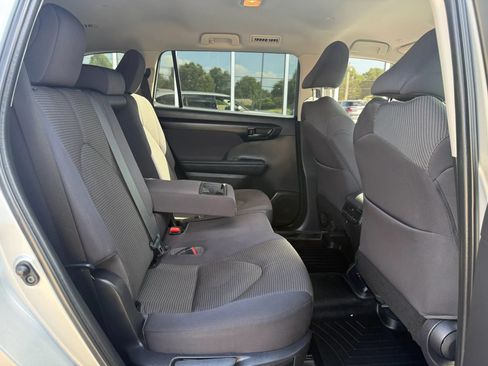 Used 2022 Toyota Highlander LE AWD/4WD image 15