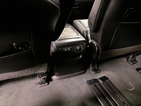 Used 2020 Toyota Sienna SE w/ SE Preferred Package image 29