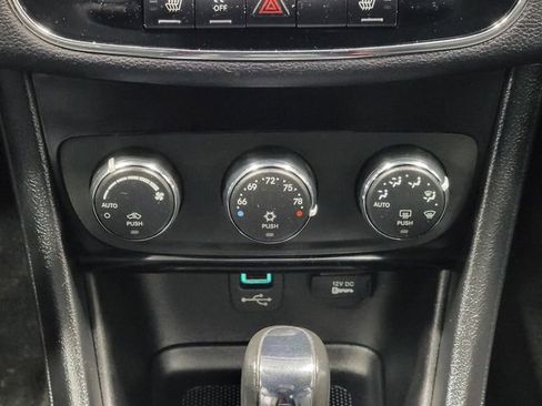 Used 2011 Chrysler 200 Limited FWD image 21