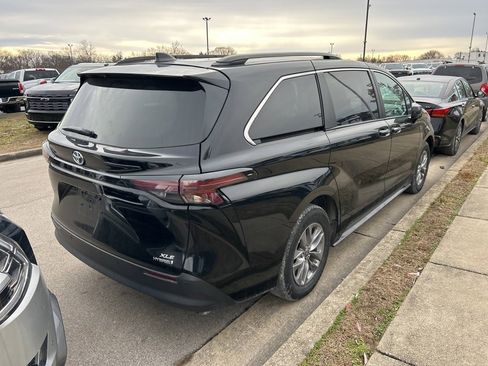 Used 2024 Toyota Sienna XLE image 5
