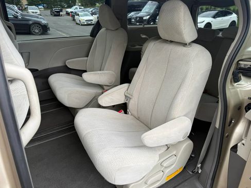 Used 2011 Toyota Sienna LE FWD image 23