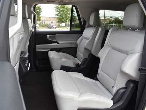 Certified 2025 Ford Expedition Max Platinum w/ Driver's Package AWD/4WD image 28